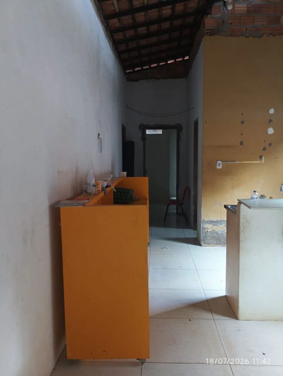VENDO BALCÃO AMARELO DE MDF COM RODINHAS DE 4 METROS