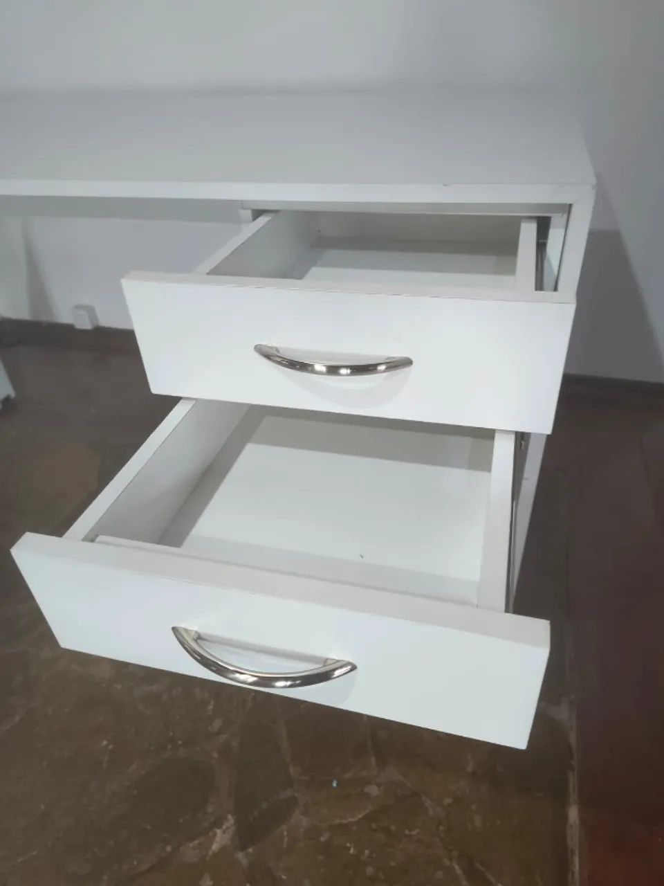 Escrivaninha de escritório em MDF branco - Foto 2