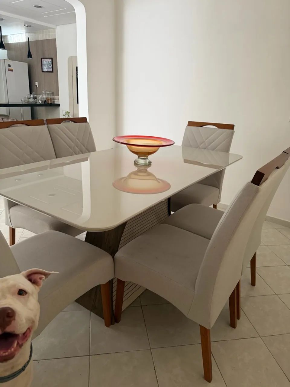 MESA DE JANTAR 6 lugares em MDF. Seis cadeiras em perfeito estado. 