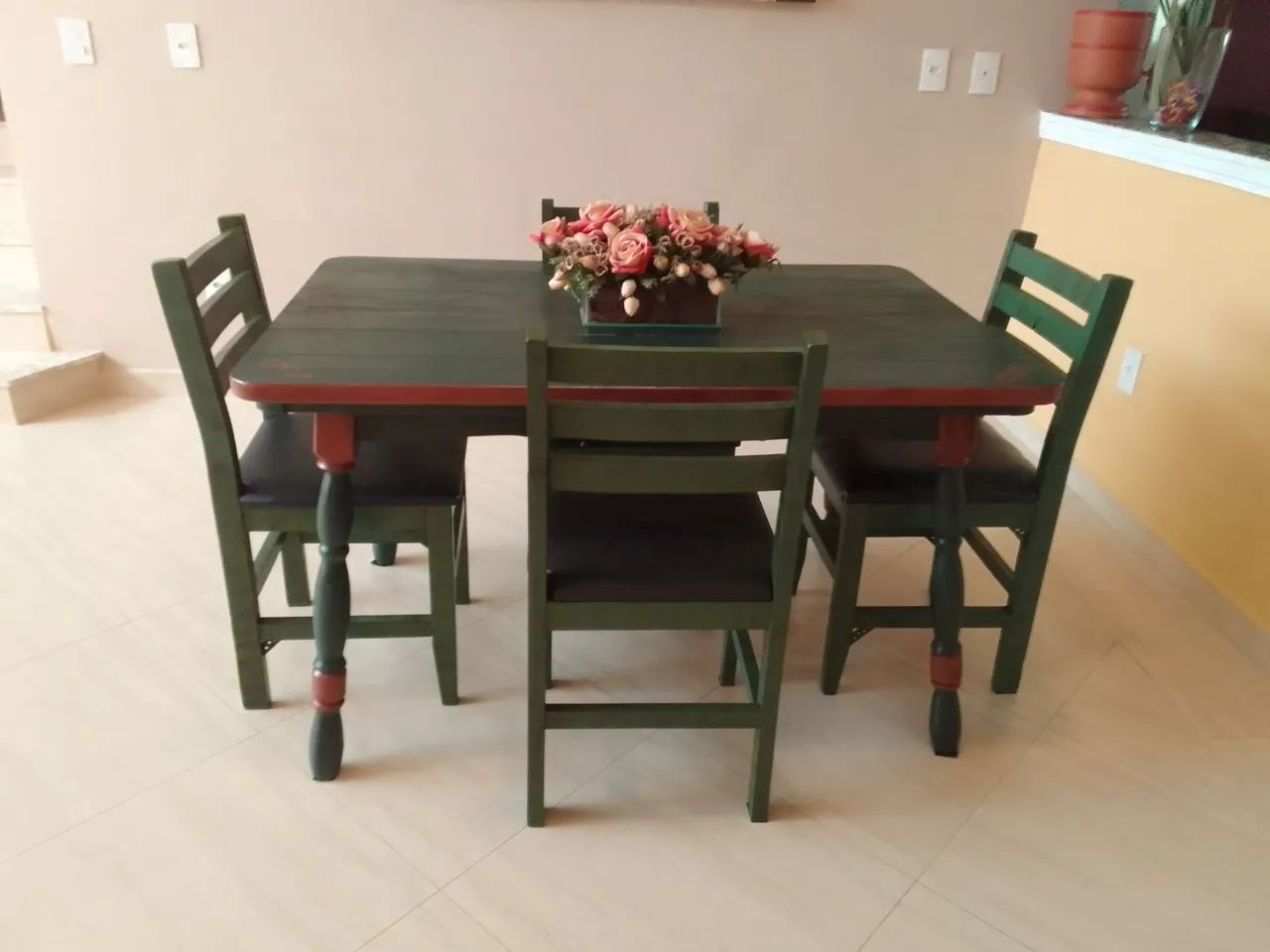 Mesa jantar colonial com 4 cadeiras conservadas