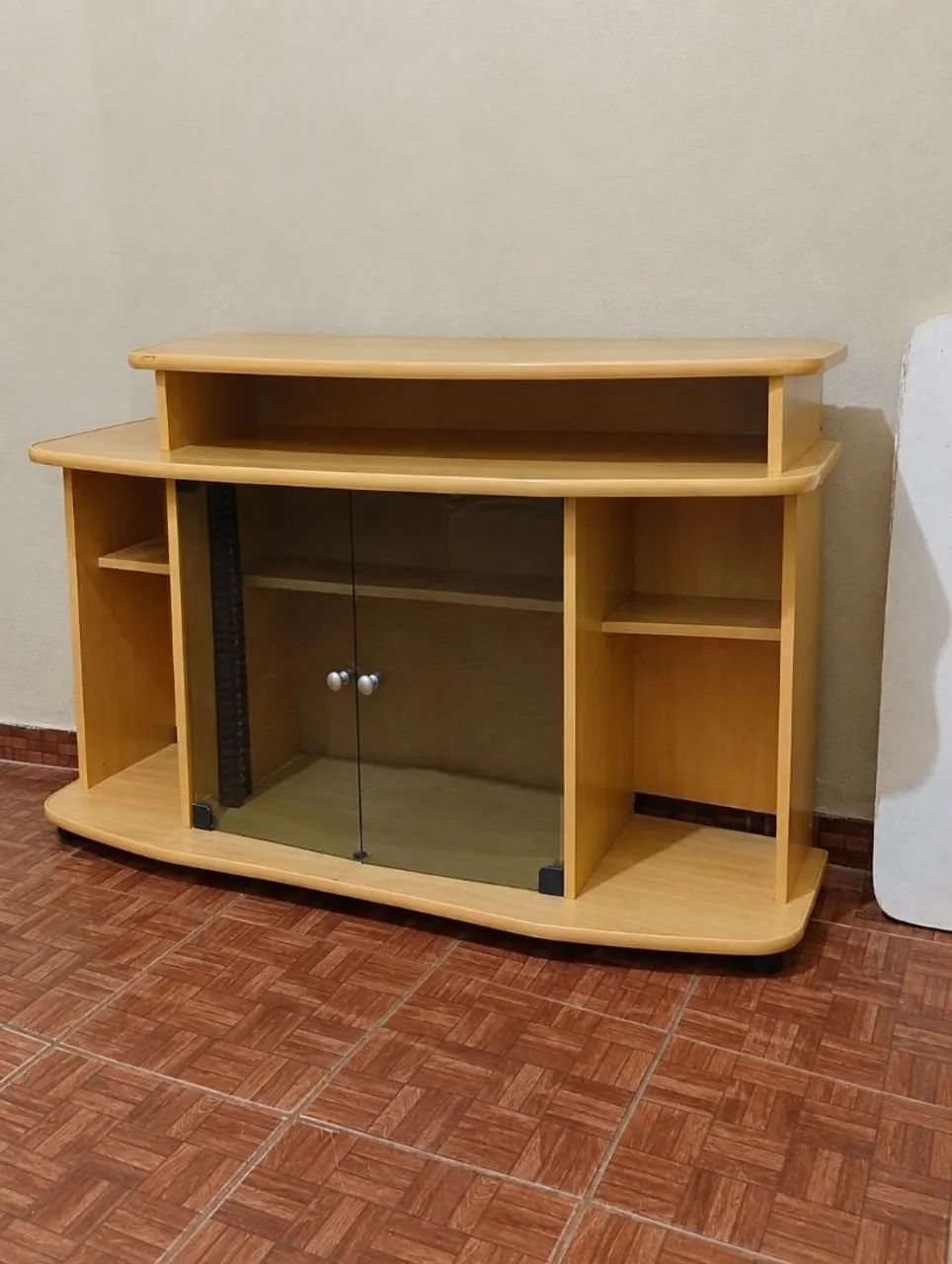 Estou vendo estante/rack para sala.