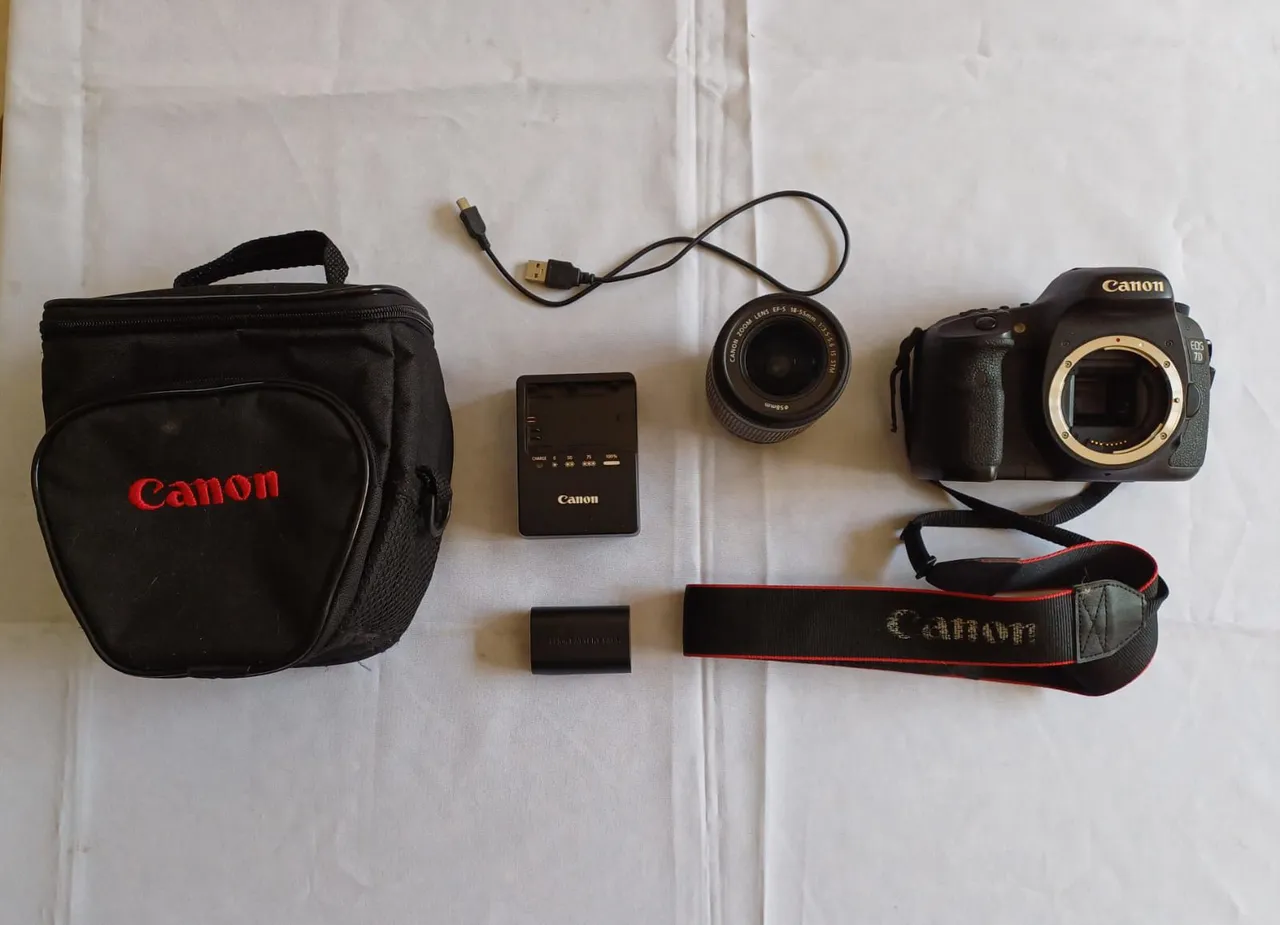 Canon EOS 7D - Japan + Lente EF-S 18-55mm + Acessórios - Câmeras e