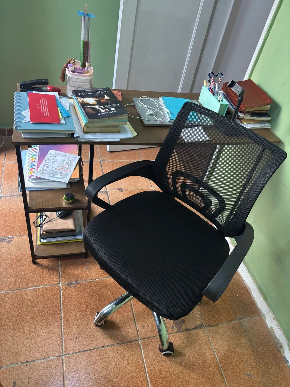 Mesa e cadeira de escritório