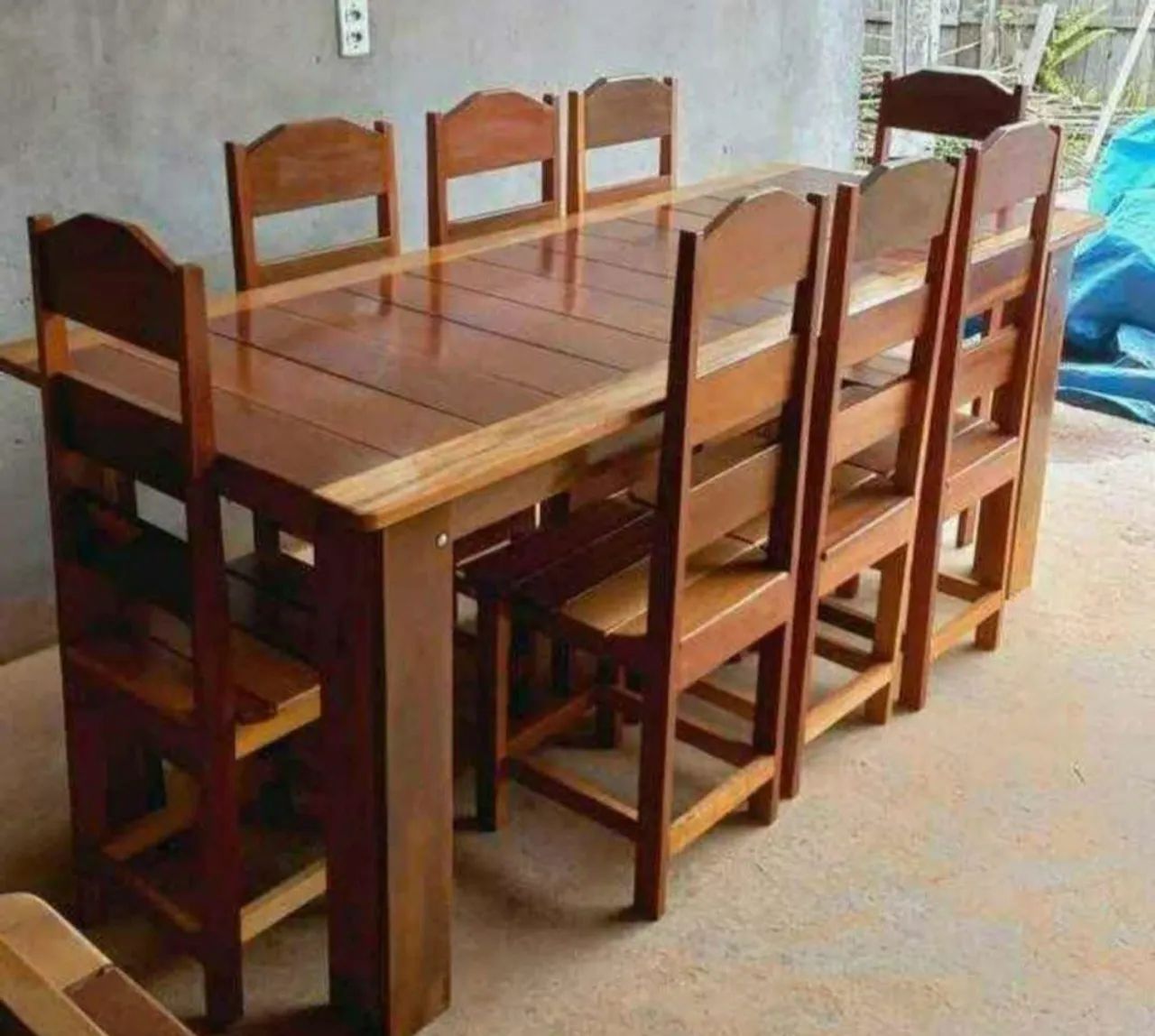 VENDO MESA DE MADEIRA COM 8 CADEIRAS 
