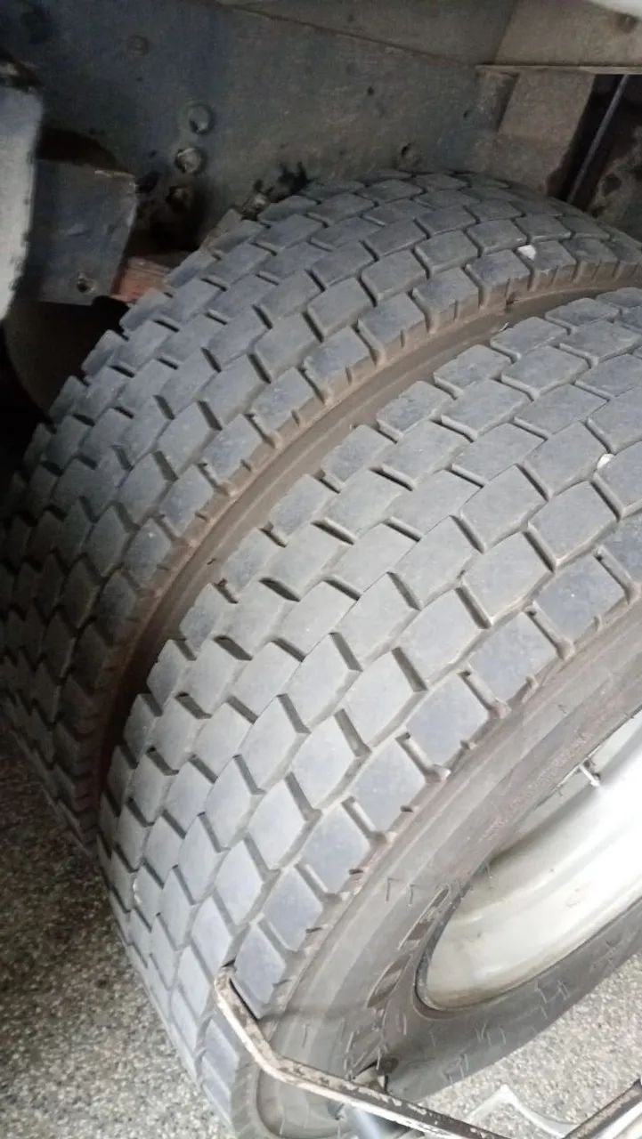 Vendo dois pneus 295 e uma jante 295 - Foto 4