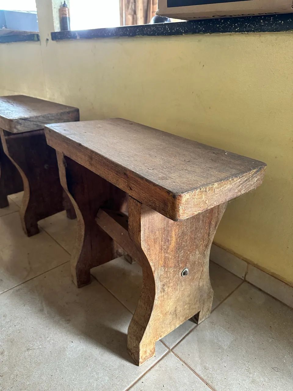 Vendo mesa com bancos de madeira  - Foto 5