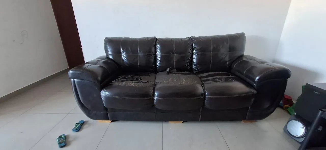 Vendo sofá de courino para restauração.