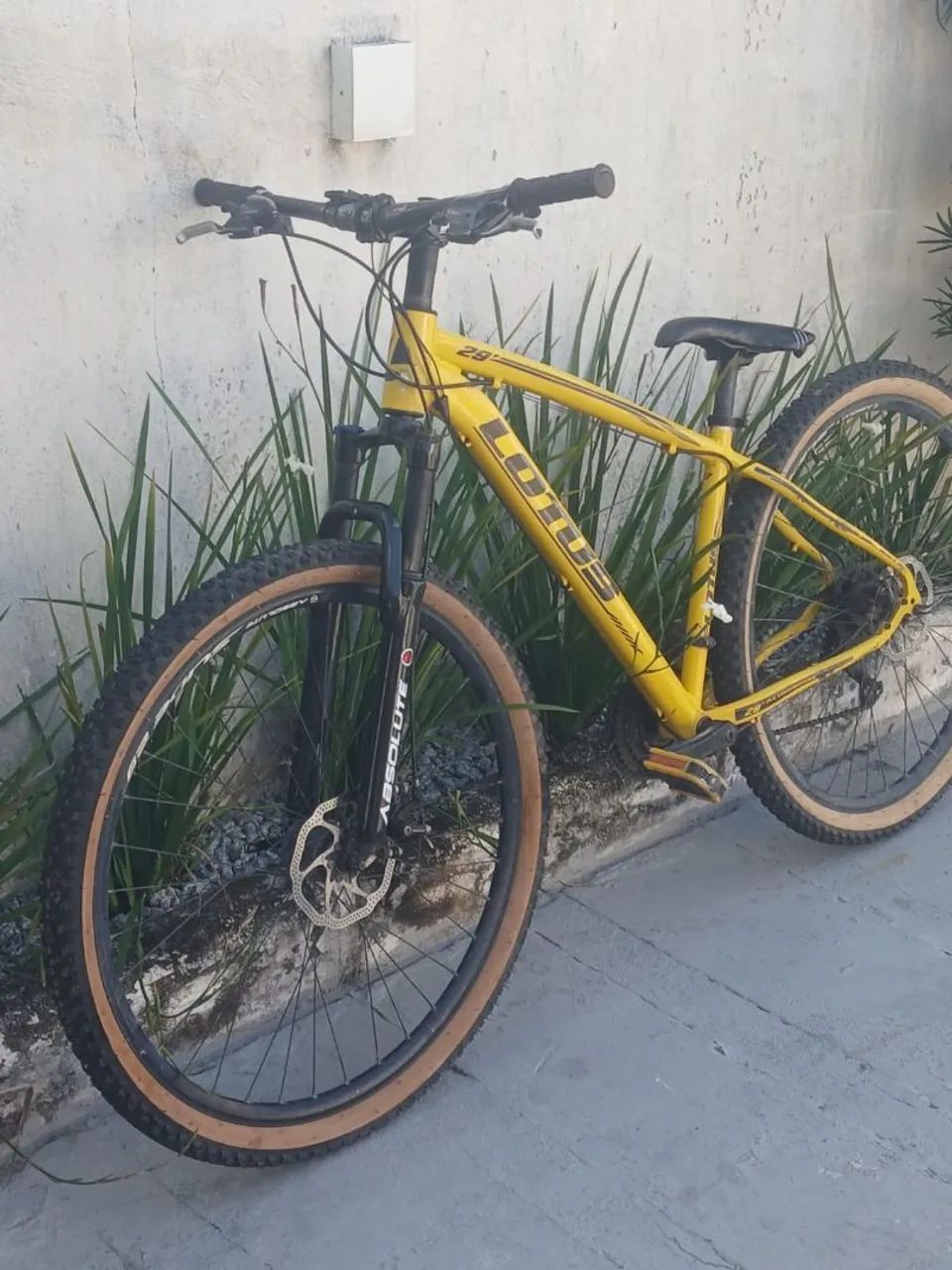Bicicleta aro 29 com câmbio Shimano e suspensão absolute nova  - Foto 2