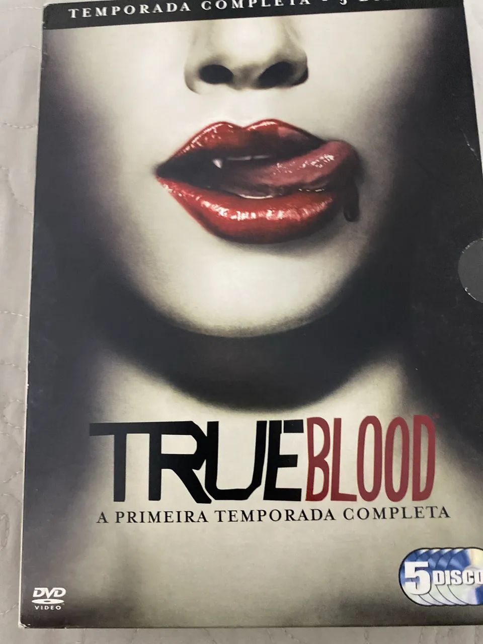 a série em DVD ?True Blood - A Primeira Temporada Completa?, com 5 discos.