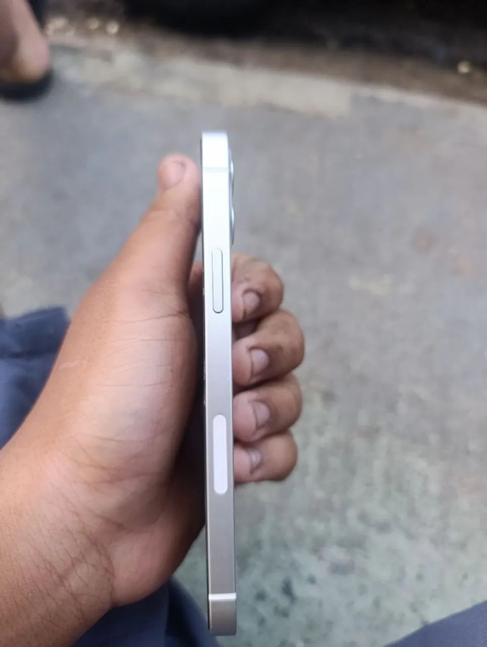 iPhone 12 com a traseira tincada e a película trincada - Foto 4