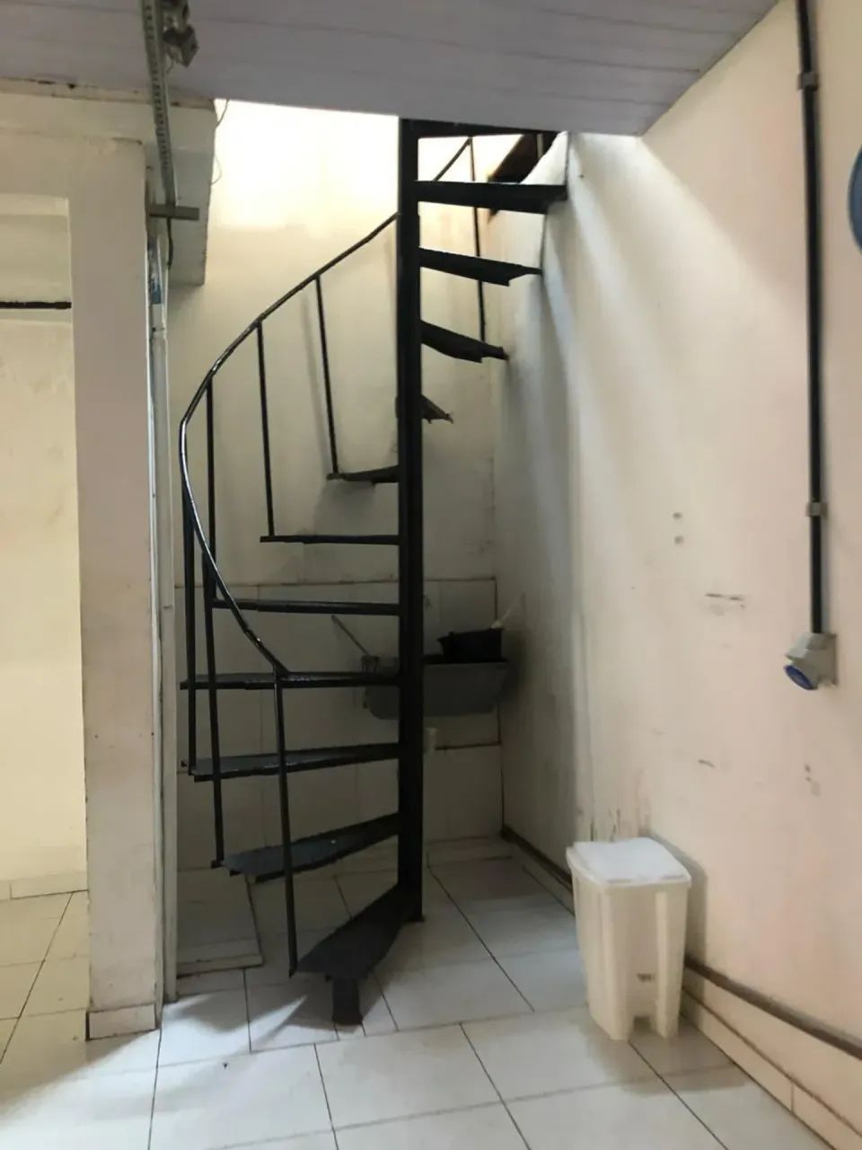 PRÉDIO COMERCIAL NO BAIRRO MULTIRÃO COM 02 APARTAMENTOS EM CIMA! - Foto 4