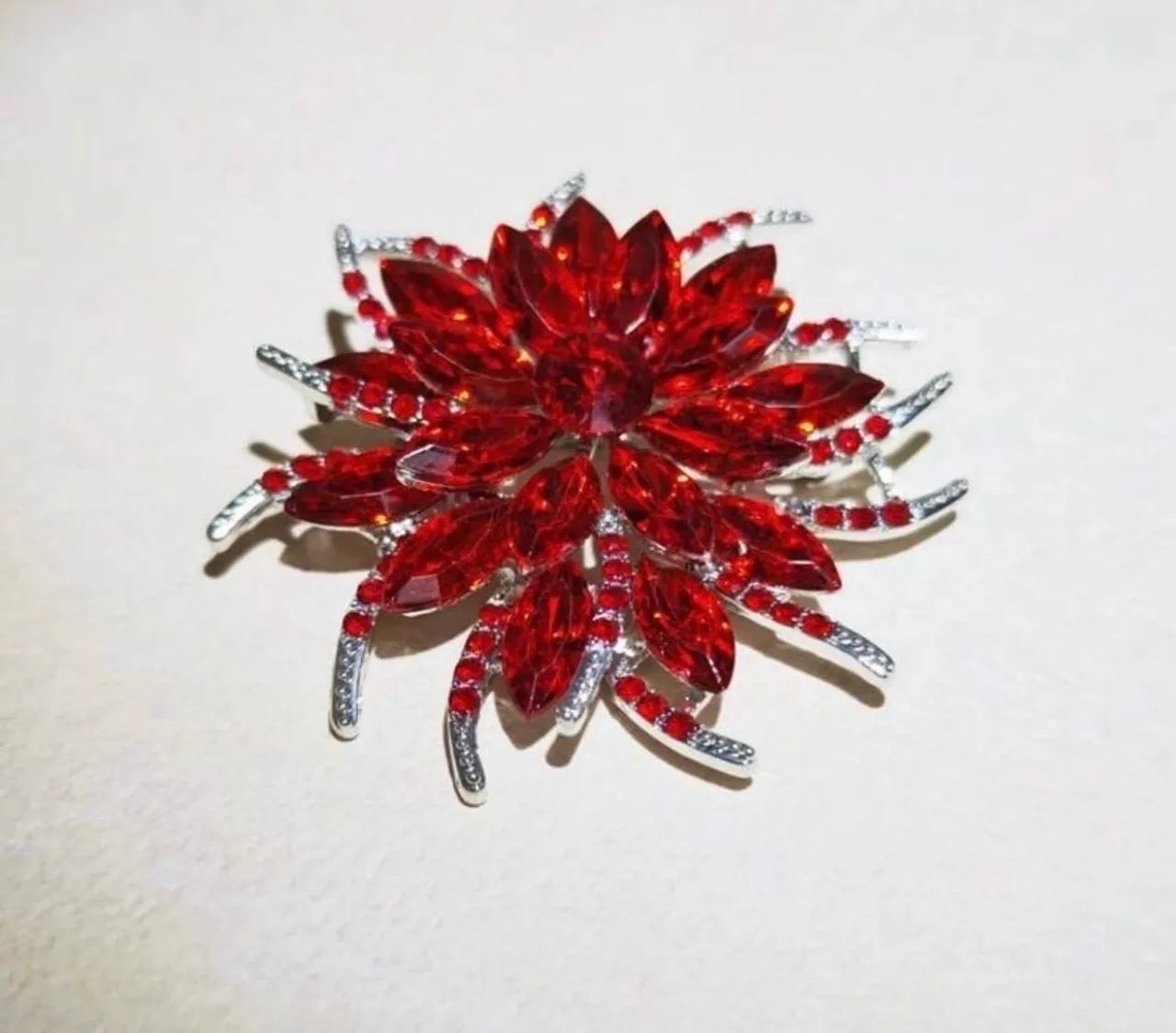 Broche vermelho de flor novo  - Foto 2