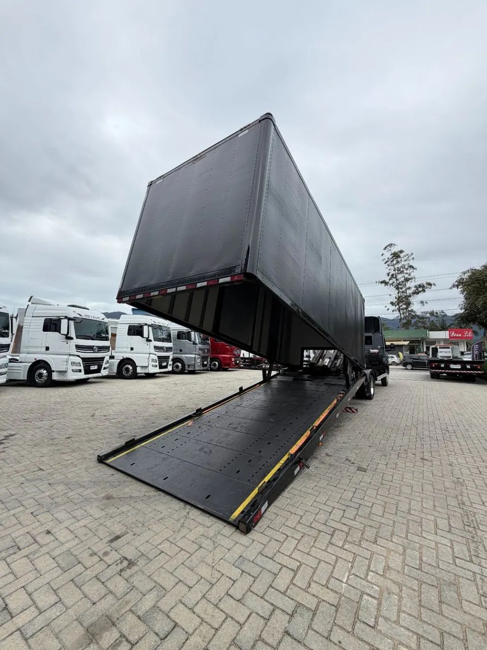 11-180 Delivery Plataforma Superbaixa - Caminhões - Alto Aririú