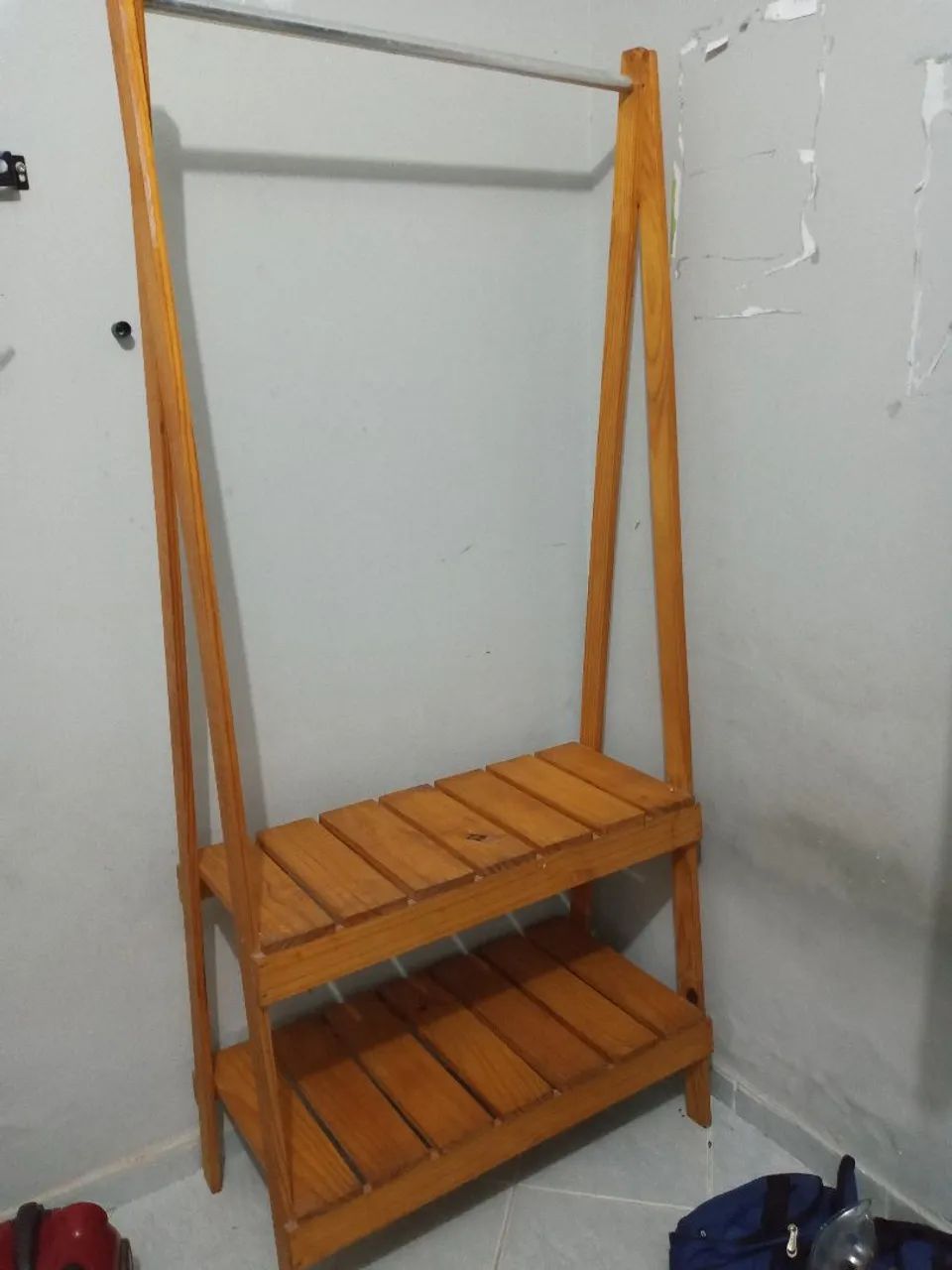 Arara de madeira 
