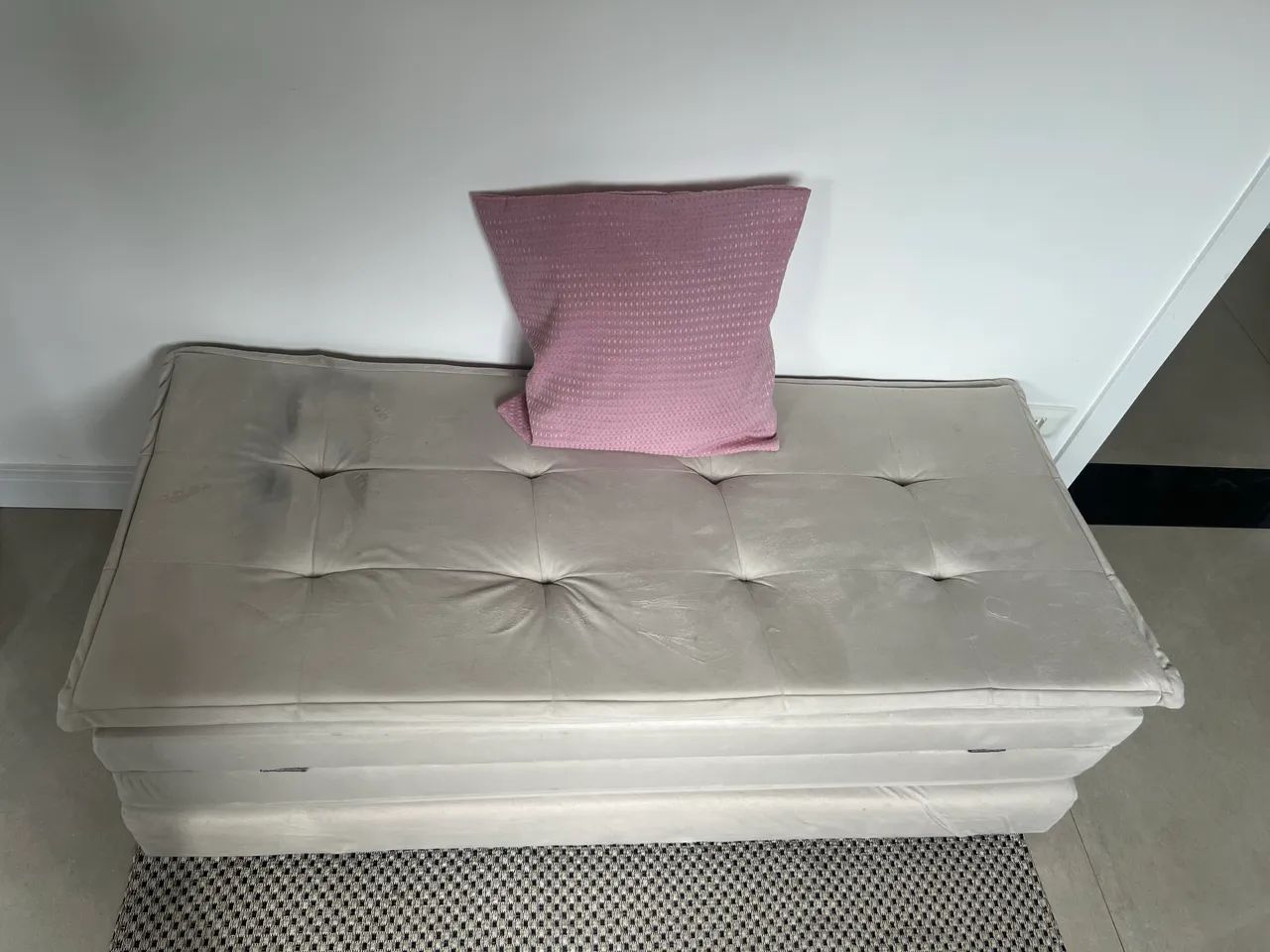 Sofá, cama casal e baú 