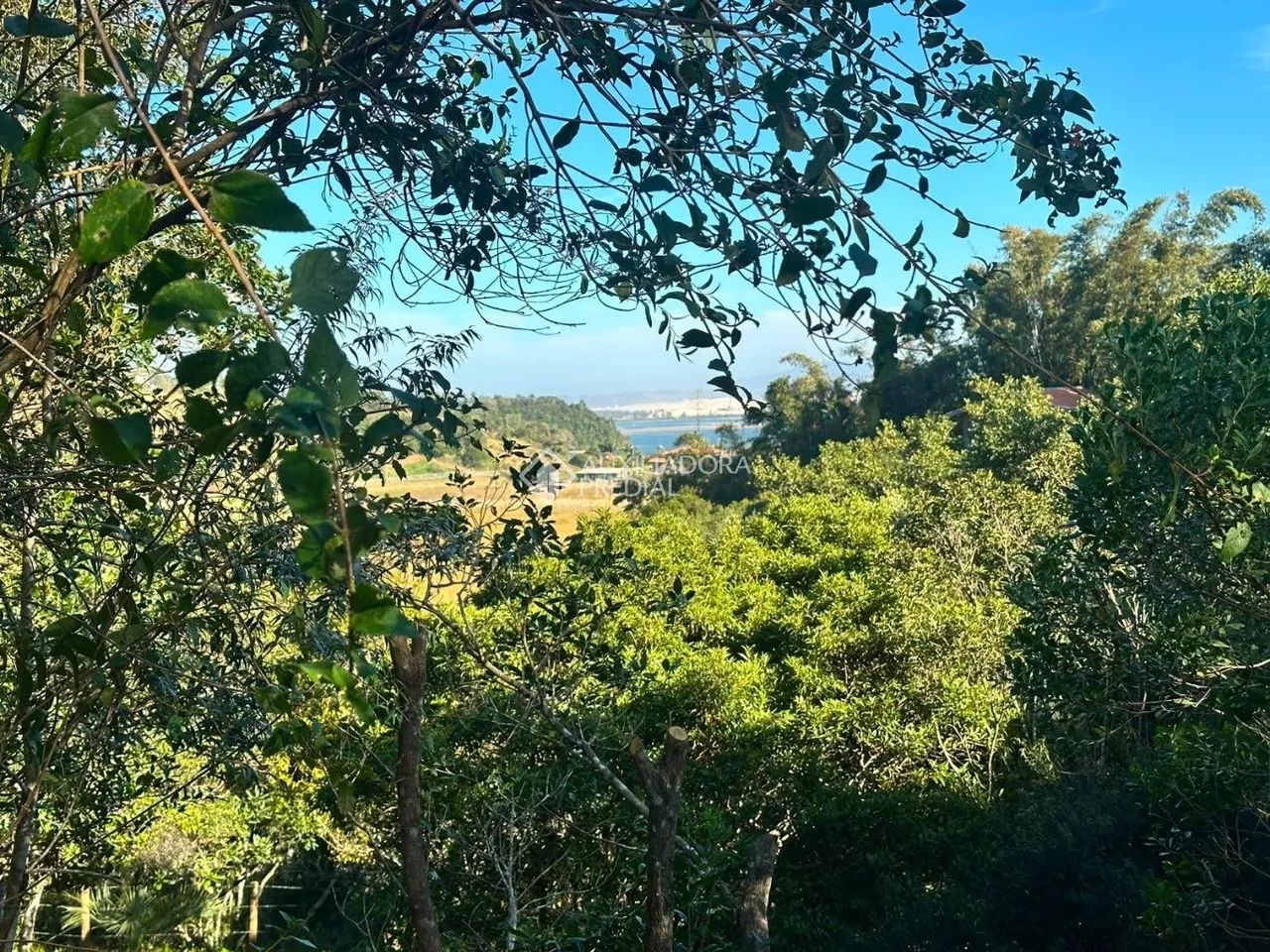 TERRENO DE 416,35M² Á VENDA NA PRAIA DO ROSA.