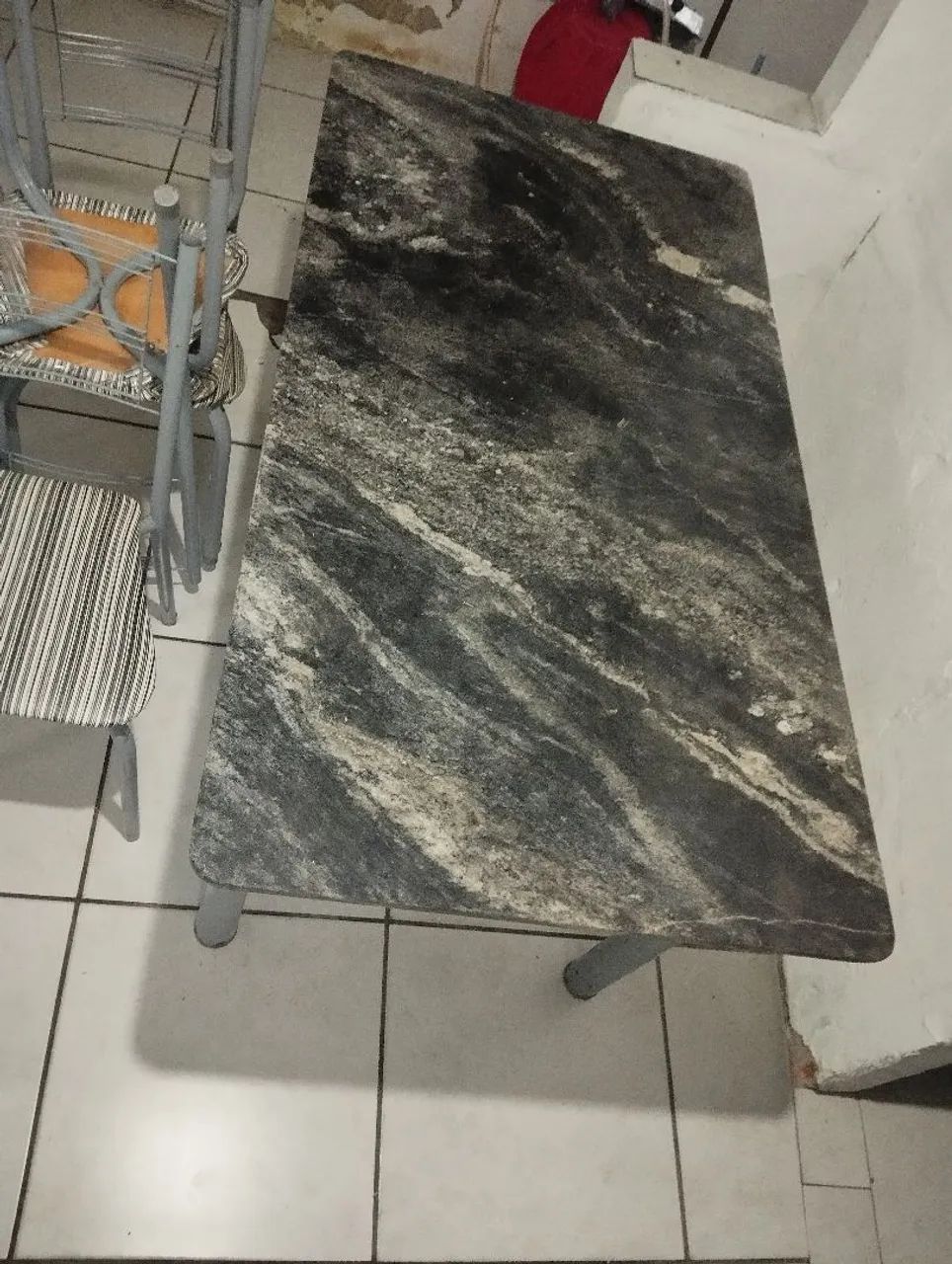 Vende-se uma mesa 6 cadeiras * 