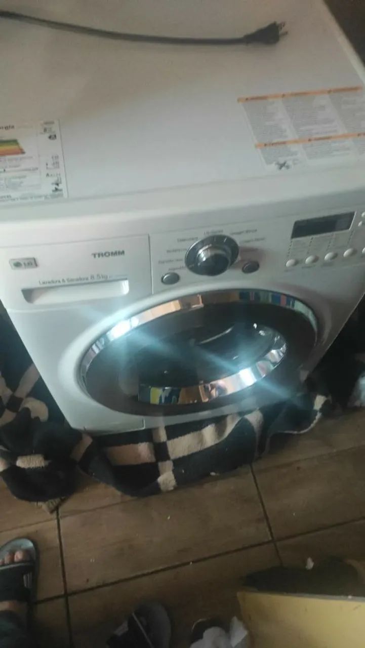 Máquina de lavar e secar