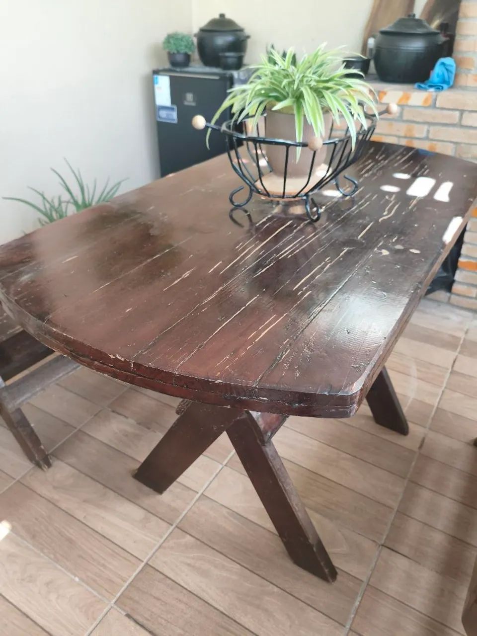 Vendo mesa de madeira com bancos