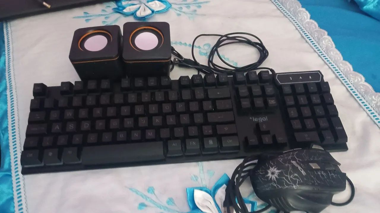 Combo teclado game , caixinha de som e mousse . 