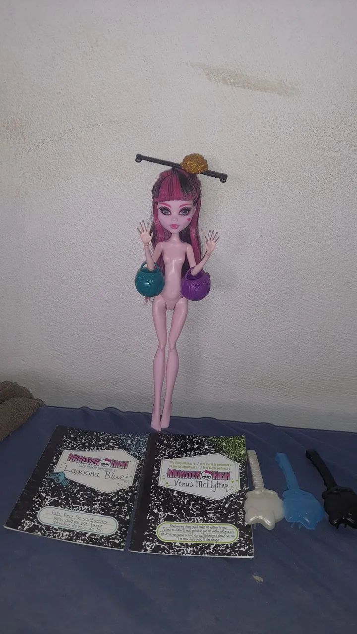 Boneca Monster High lote Draculaura Intercâmbio + acessórios e diários de básicas