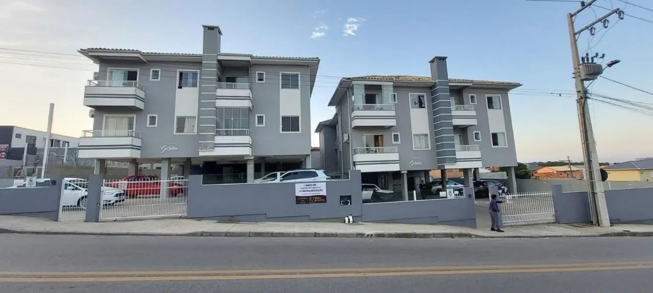 Apartamento na praia dos Ingleses 2 quartos semi mobiliado com 58m2 e garagem.