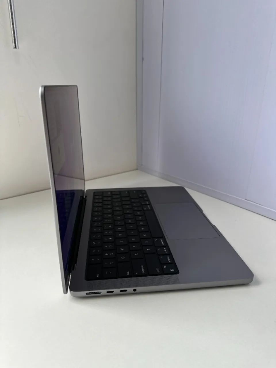 MacBook Pro M3 14 POLEGADAS, 8GB RAM 512GB SSD - Foto 2