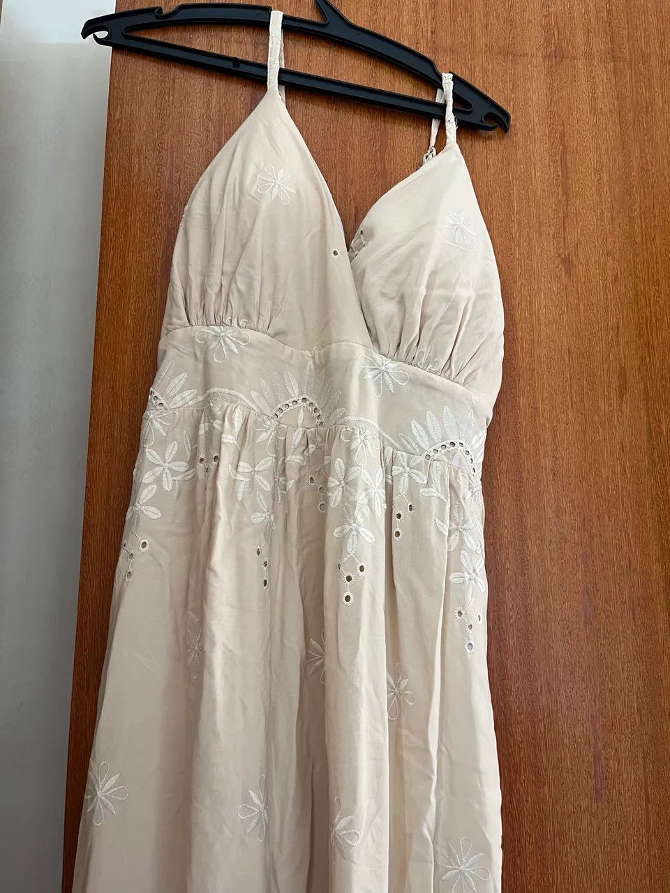 Vestido bege rendado