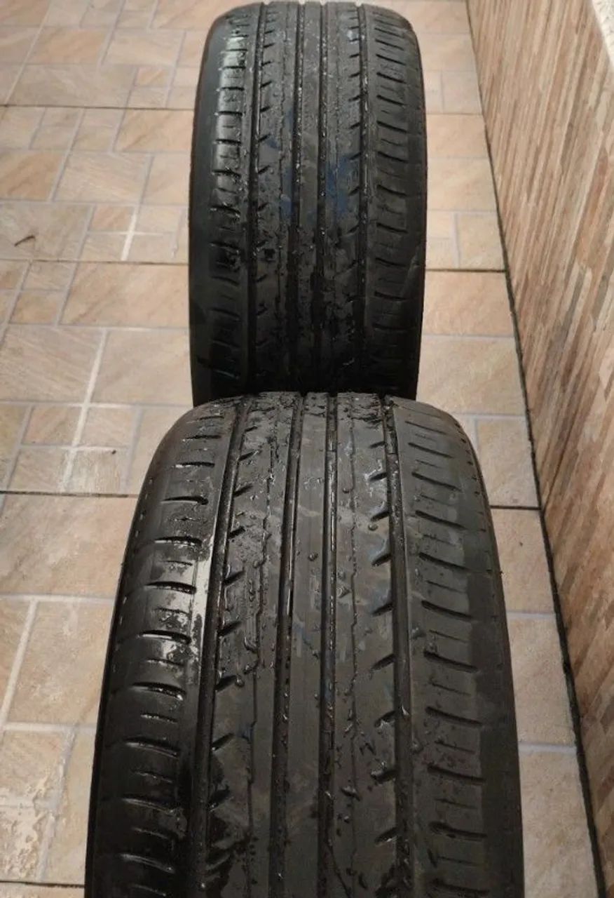 VENDO 2 PNEUS /225/40R18/92W EM OTIMO ESTADO
