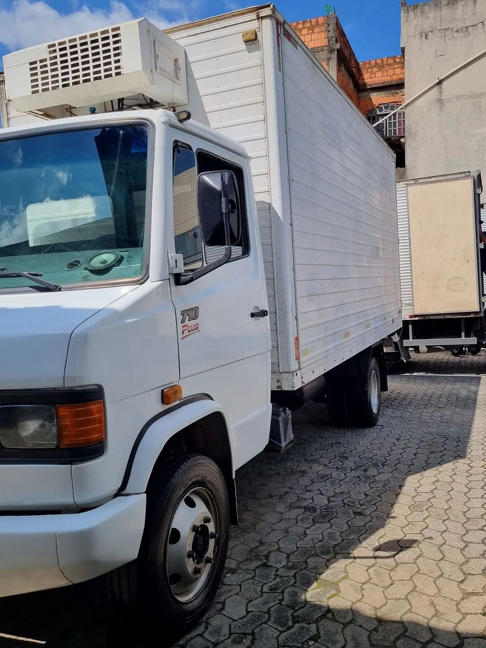 710 plus baú refrigerado - Foto 3