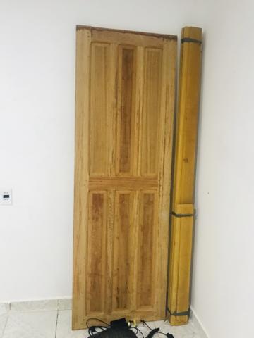 Porta com aduelas