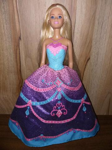 Barbie com cabelos longos e vestido de Festa