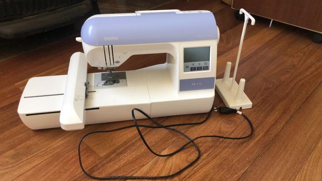 Máquina bordadeira Brother PE 770