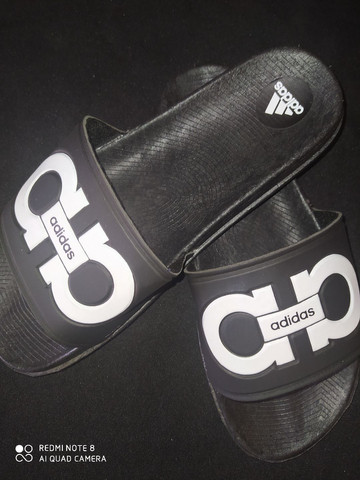 chinelo adidas nike