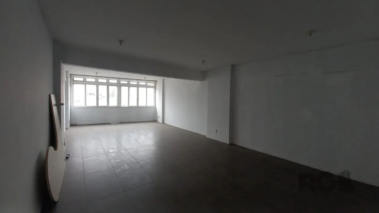 Coliseu vende sala com ótima localização, em andar alto, piso porcelanato, banheiro, esper - Foto 2