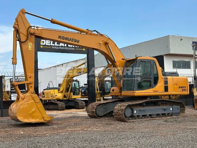 Escavadeira Komatsu PC 200 2007 - Potência e Desempenho para Suas Obras