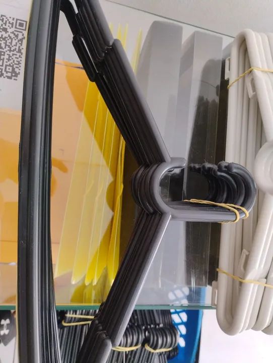 Cabides de plástico preto - Pacote com 10 peças novos loja - Foto 2