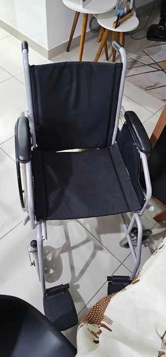 Cadeira de rodas seminova (uso por 1 mês) - Foto 3