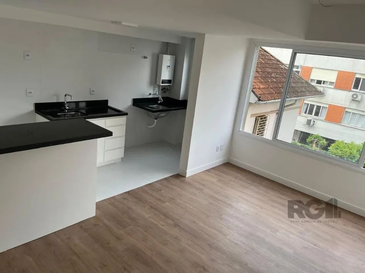 Libertas Imobiliária aluga!Ótimo apartamento no Menino Deus, de 2 dormitórios e vaga. Poss