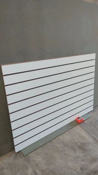 Painel Canaletado slatwall prateleira/estante inteligente em MDF branco  - Foto 2