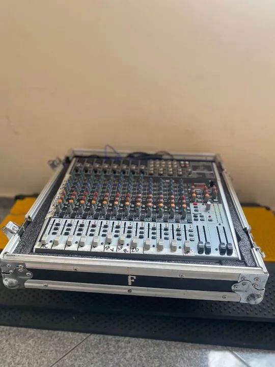 Mixer / Mesa de Som Behringer Xenyx X2222 USB Bivolt - Foto 2