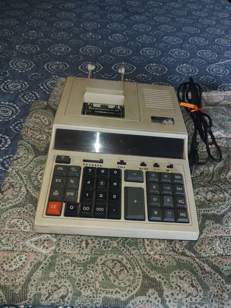 Calculadora elétrica da marca Dismac funcionando 