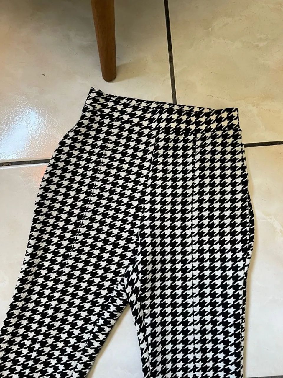 Calça flare + calça capri - preto e branco. 