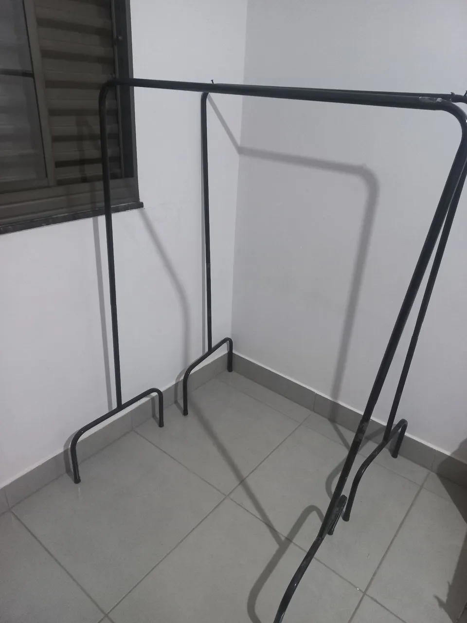 Arara de Roupa em Metal - Organização e Praticidade