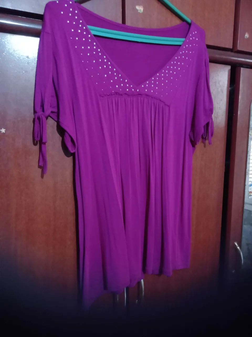 Blusa roxa com detalhes