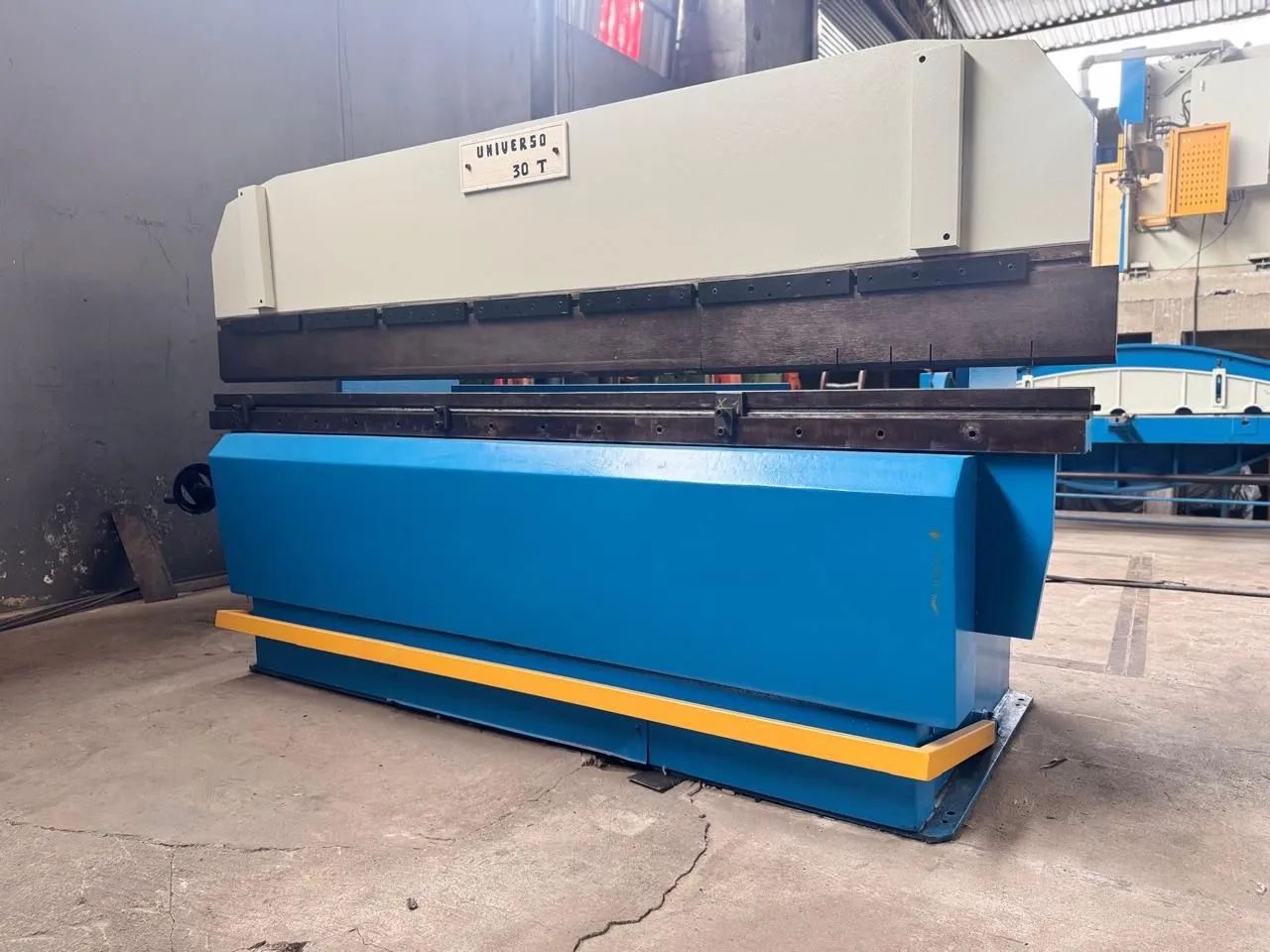 Dobradeira Hidraulica UNIVERSO , Capacidade 3000x30TON - Foto 2