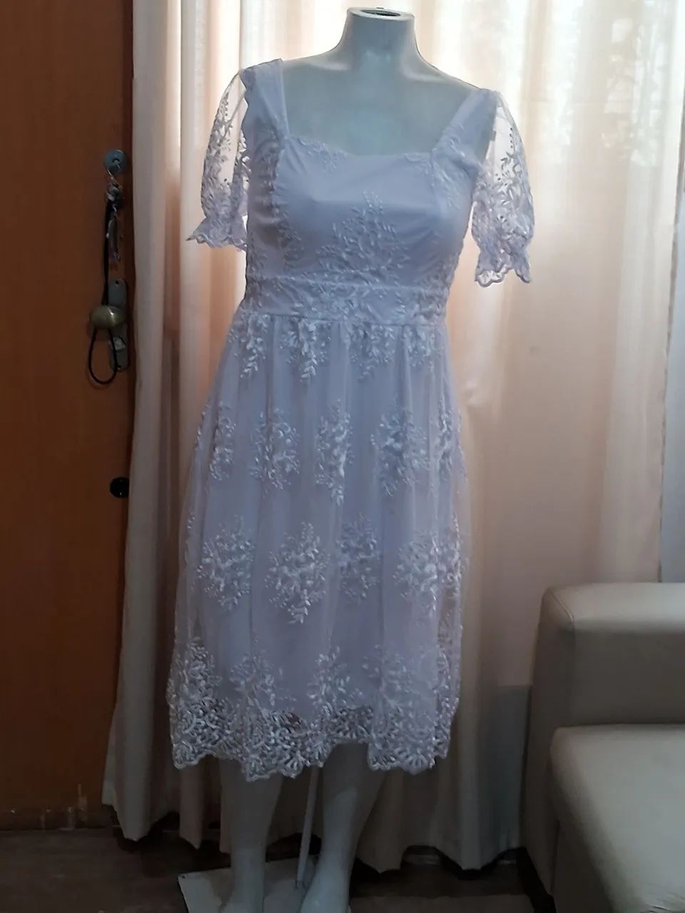 Vestido branco rendado com mangas bufantes - Foto 2