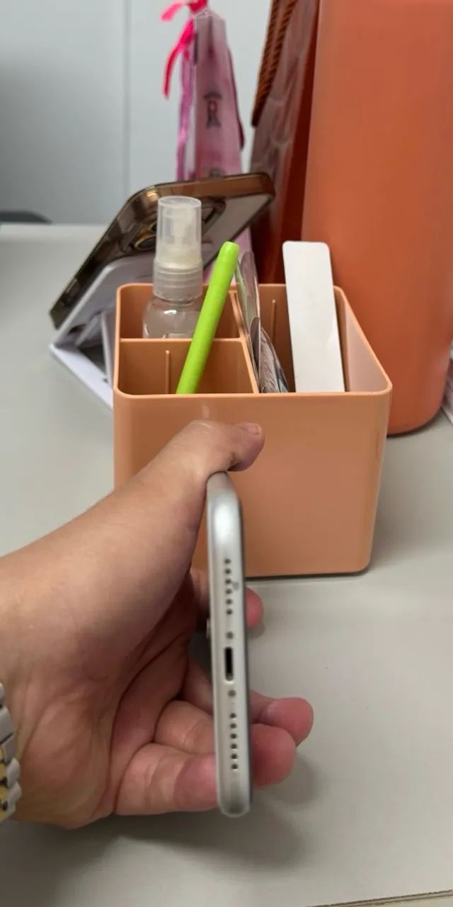Iphone Xr, 64gb com caixa e carregador, celular bem conservado  - Foto 2