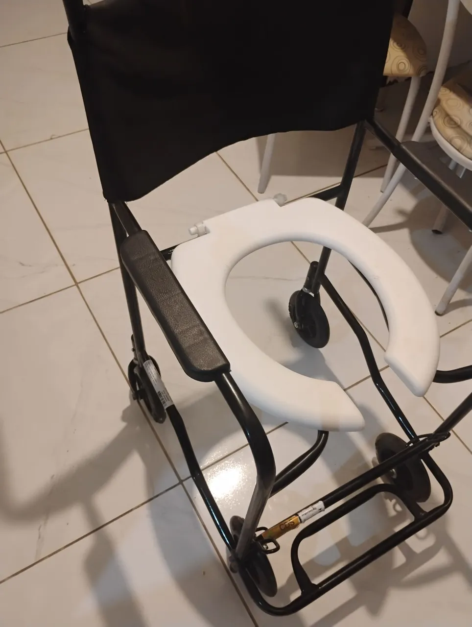 Cadeira com Assento Sanitário com Rodas