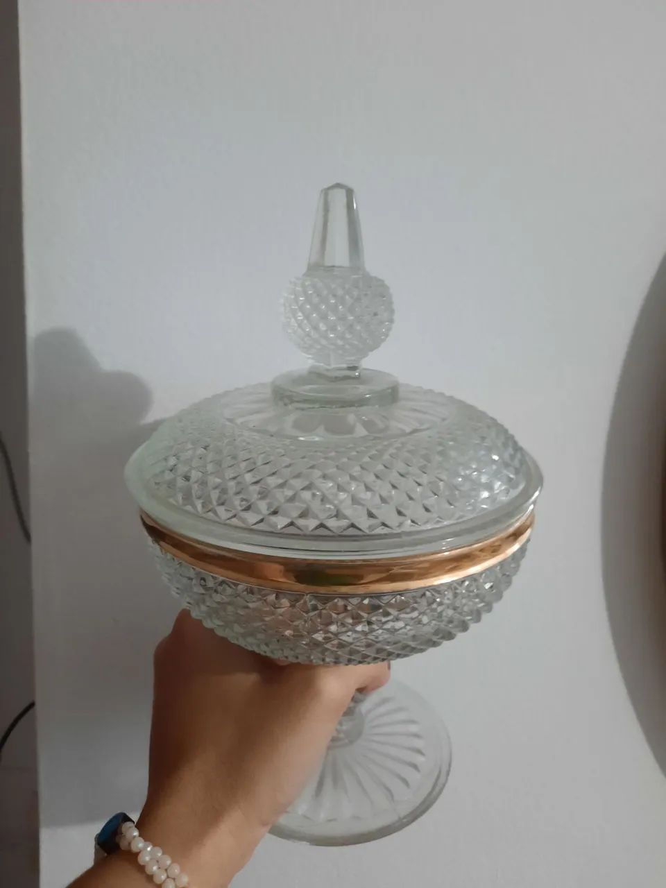 Potiche de cristal com pé e detalhes dourados - Foto 4